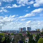 City Ferienwohnung Skyline - Mit Grossem Balkon & Xxl- Sofa Fuer Bis Zu 4 Personen