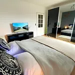 City Ferienwohnung Skyline - Mit Grossem Balkon & Xxl- Sofa Fuer Bis Zu 4 Personen