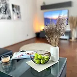 City Ferienwohnung Skyline - Mit Grossem Balkon & Xxl- Sofa Fuer Bis Zu 4 Personen
