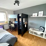 City Ferienwohnung Skyline - Mit Grossem Balkon & Xxl- Sofa Fuer Bis Zu 4 Personen